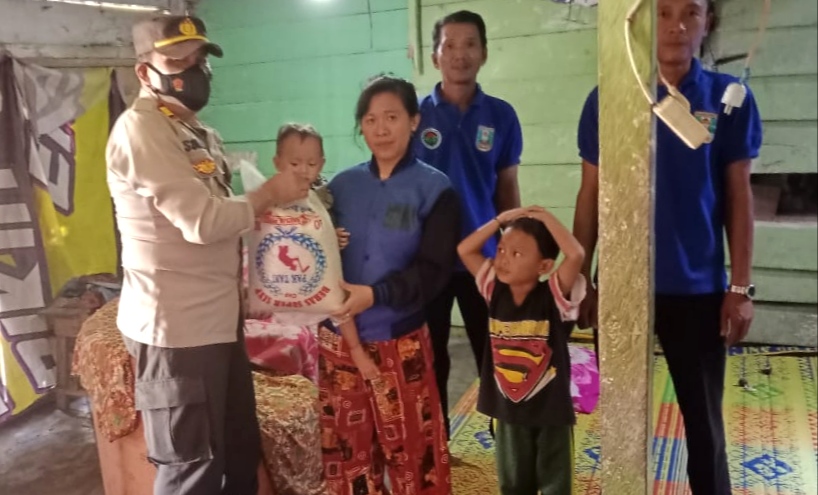 Polsek Bengkunat Serahkan Paket Sembako untuk Balita Stunting