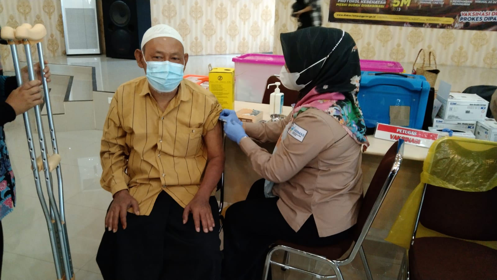 Semangat Kakek Suhartono Ikut Vaksin Booster, Sempat Ditolak Akhirnya Diizinkan Dokter