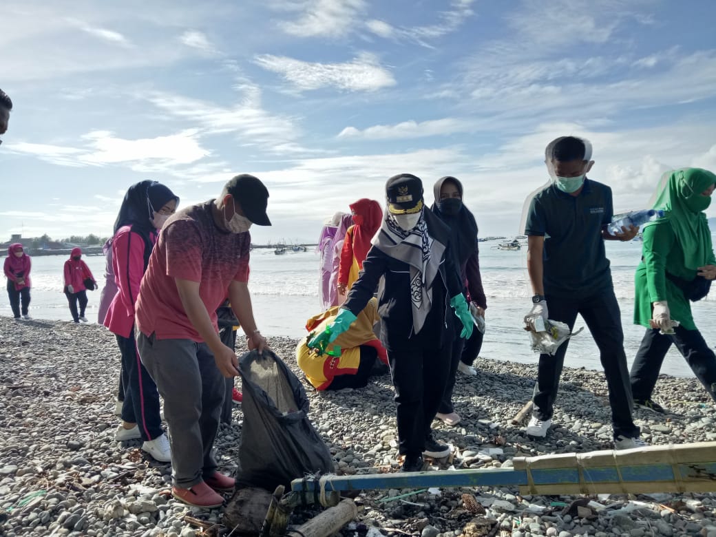 Sisir Pantai Muara Indah, Bupati Tanggamus Bersih-Bersih Pantai dan Tanam Bunga