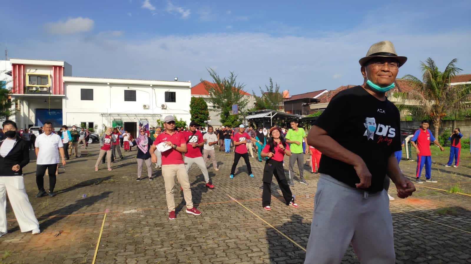 Semangat ! Dahlan Iskan Senam Bareng Keluarga Besar Radar Lampung Group