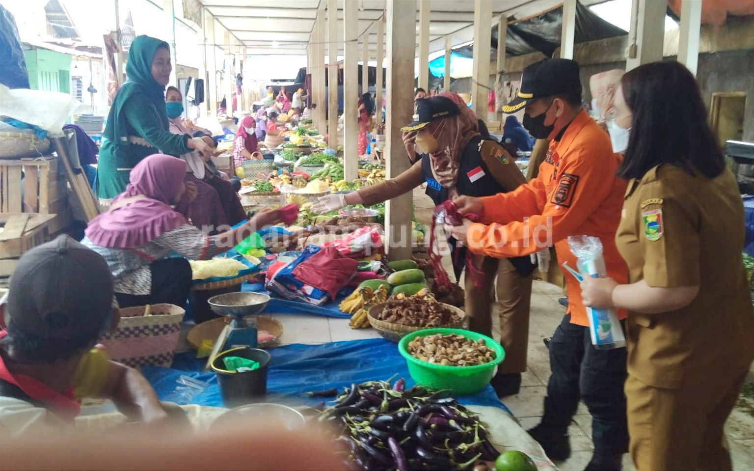 Kunjungi Pasar, Bupati Ingatkan Masyarakat Tetap Patuhi Protokol Kesehatan