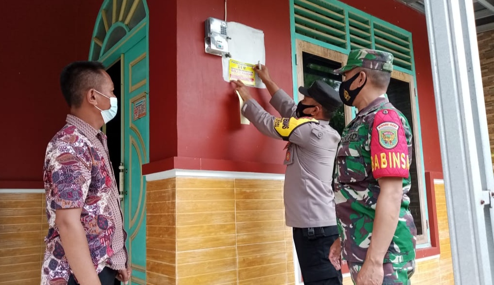 Pasang Stiker di Rumah Warga Terkonfirmasi Positif Covid-19