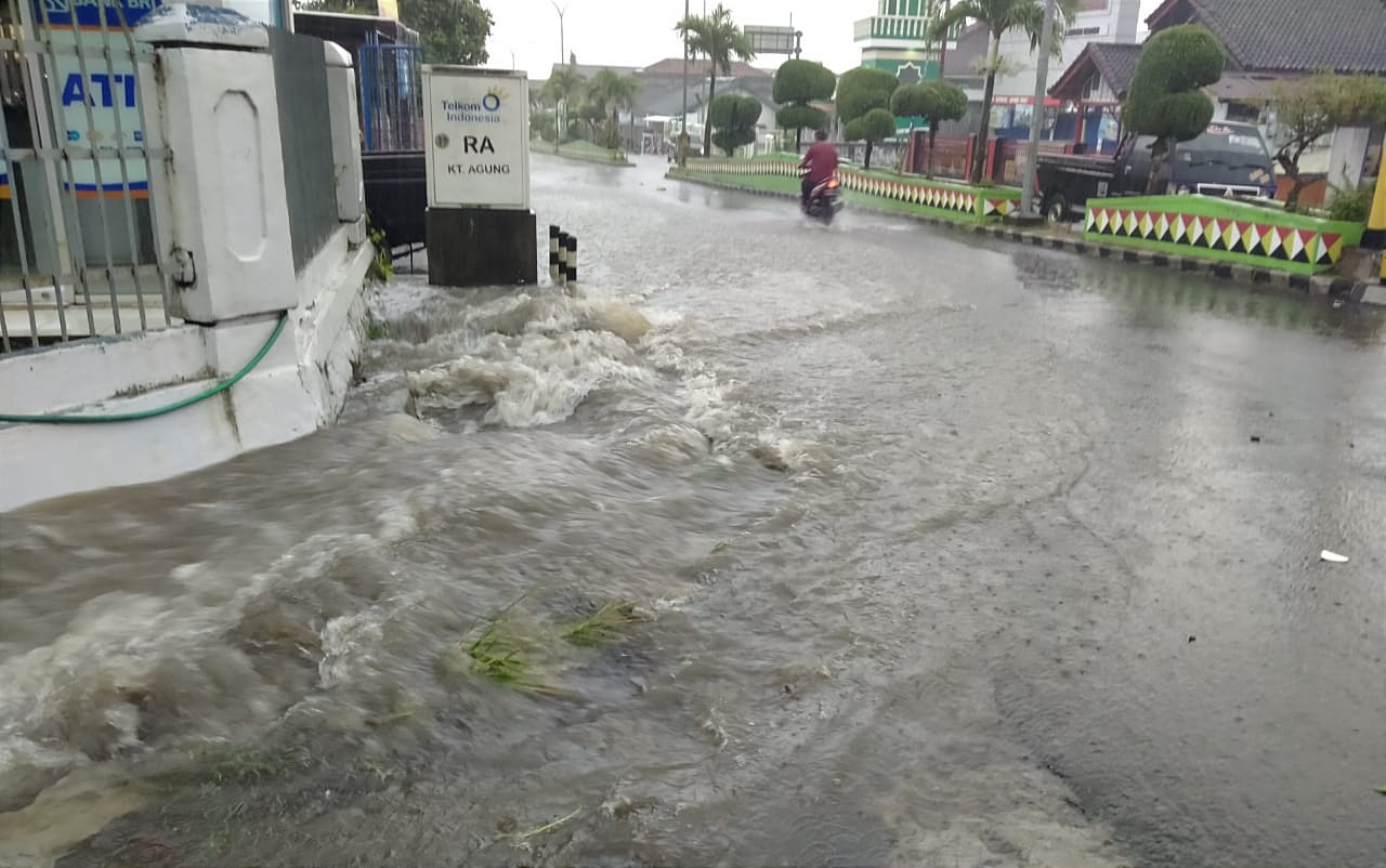 Warga Keluhkan Luapan Air Drainase Jalan Merdeka, Camat Akan Usulkan Pengerukan