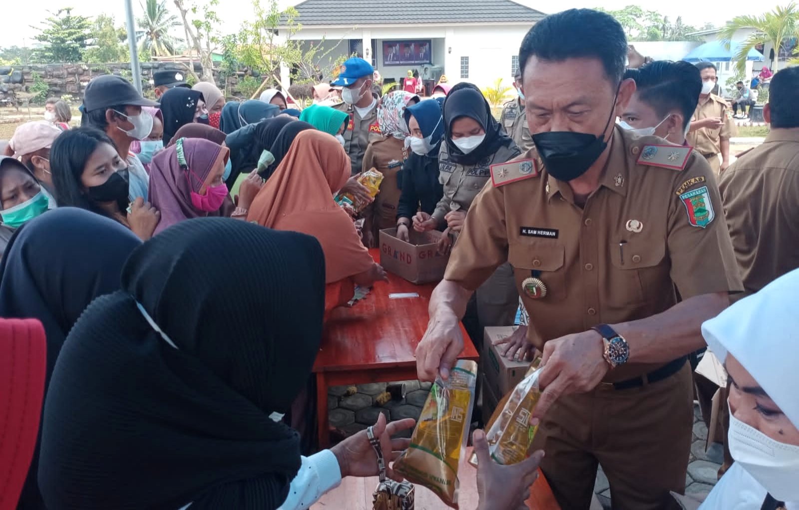 1.500 Paket Minyak Goreng Habis Dalam Waktu 1,5 Jam