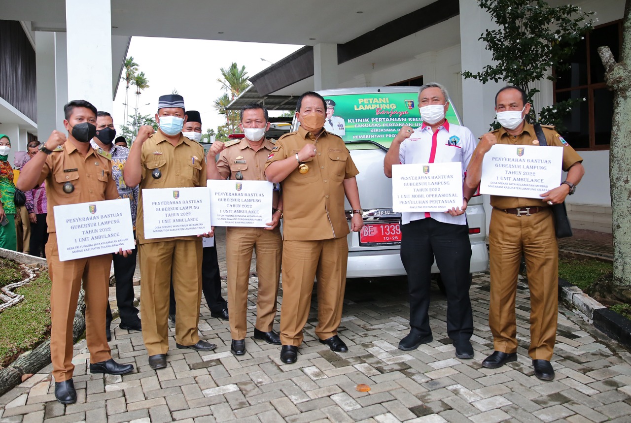 Gubernur Lampung Serahkan Enam Ambulans dan Mobil Operasional Penyuluh Pertanian