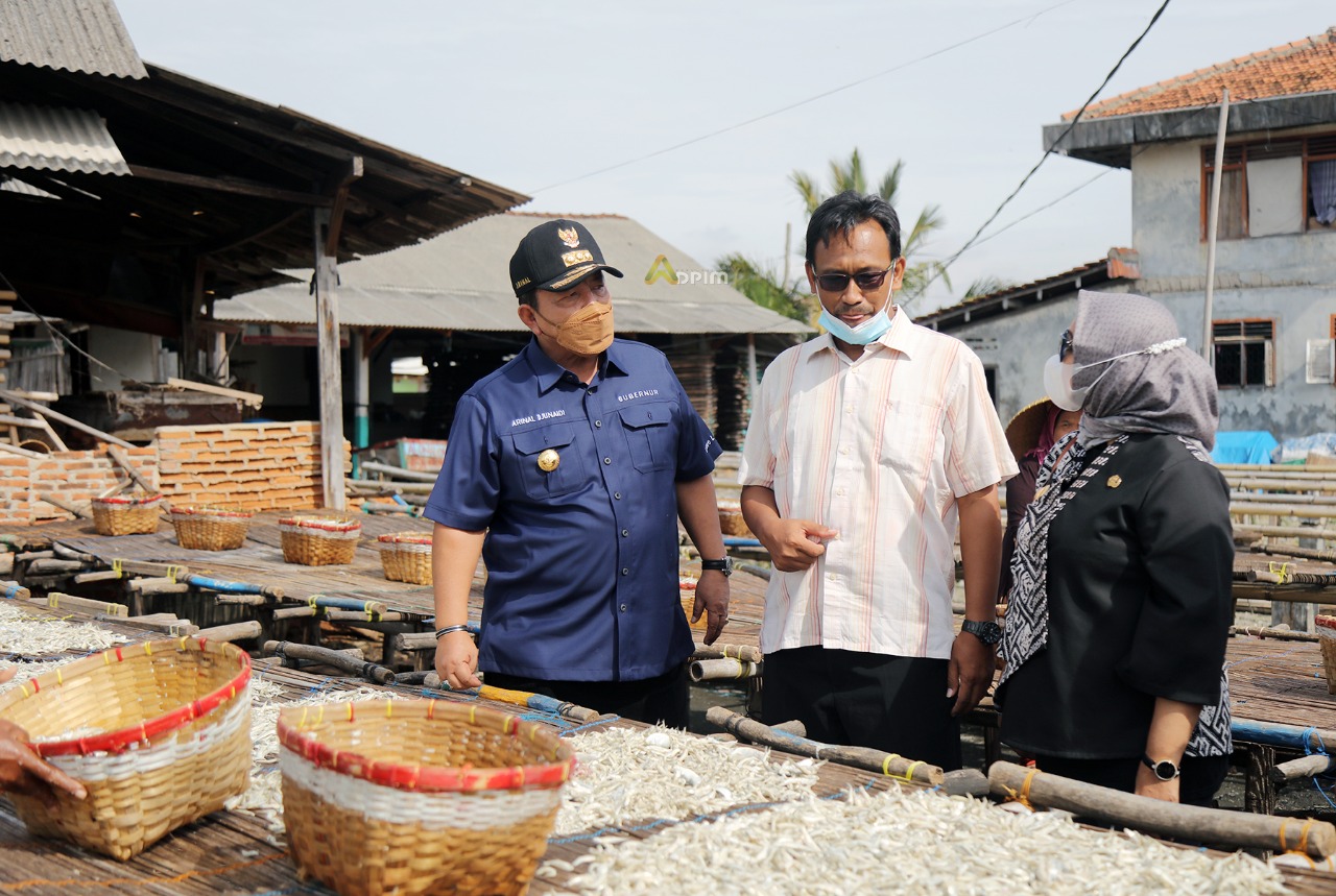 Kunjungi Pulau Pasaran, Gubernur Minta PLN Benahi Listrik Agar Stabil