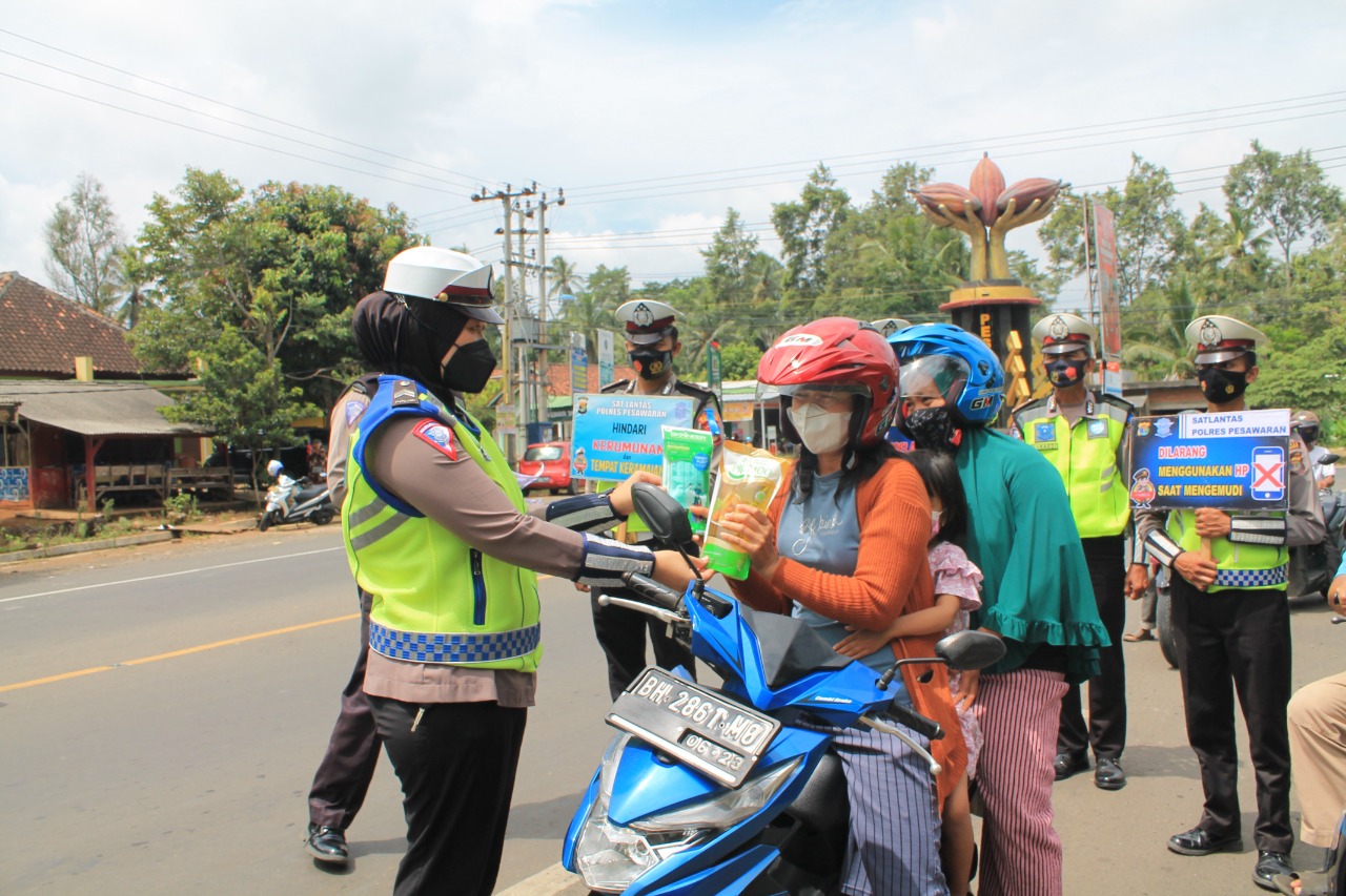 Bagikan Minyak Goreng dan Masker Gratis