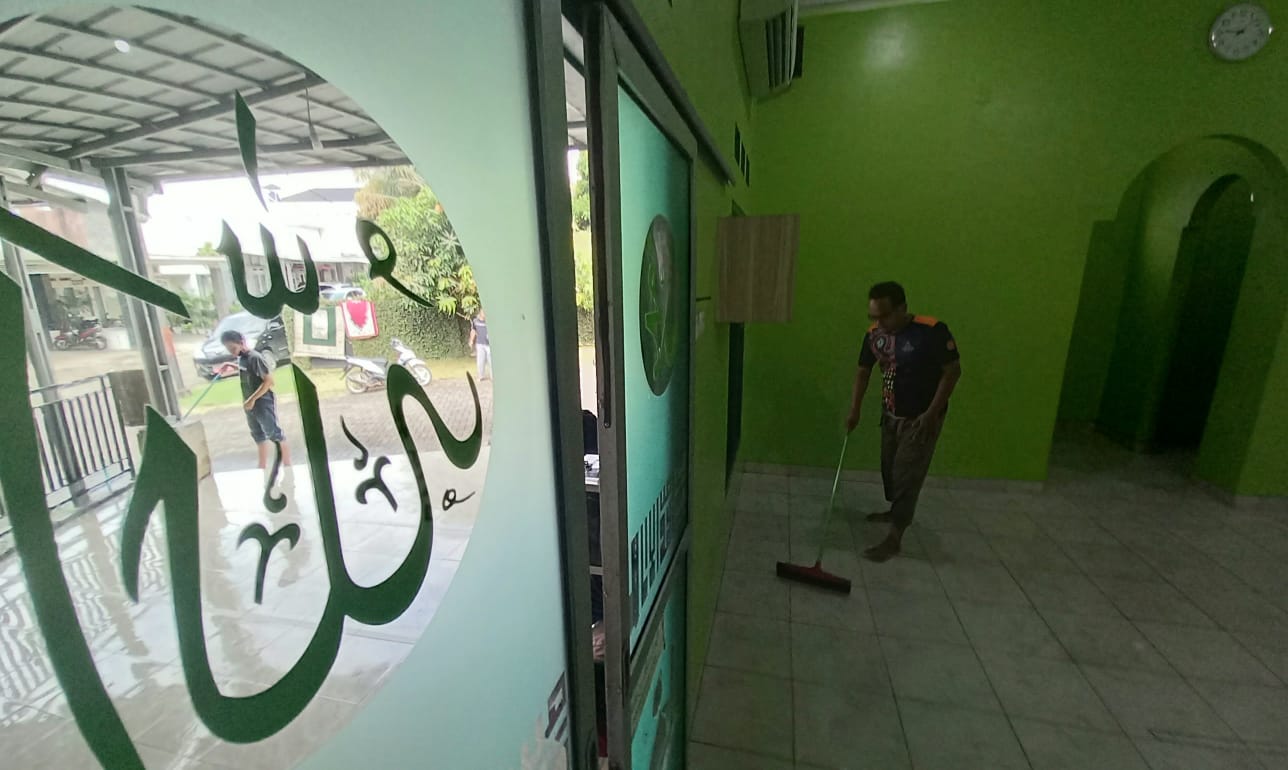 Sambut Ramadhan, Warga Antusias Bersih-bersih Tempat Ibadah