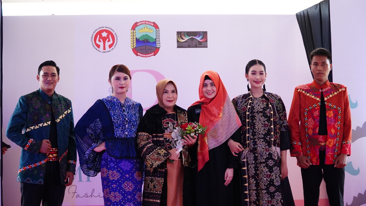 Kain Khas Lamsel Tampil Memukau Dalam Acara \'Risty Land Nusantara Fashion Trunk 2022\'