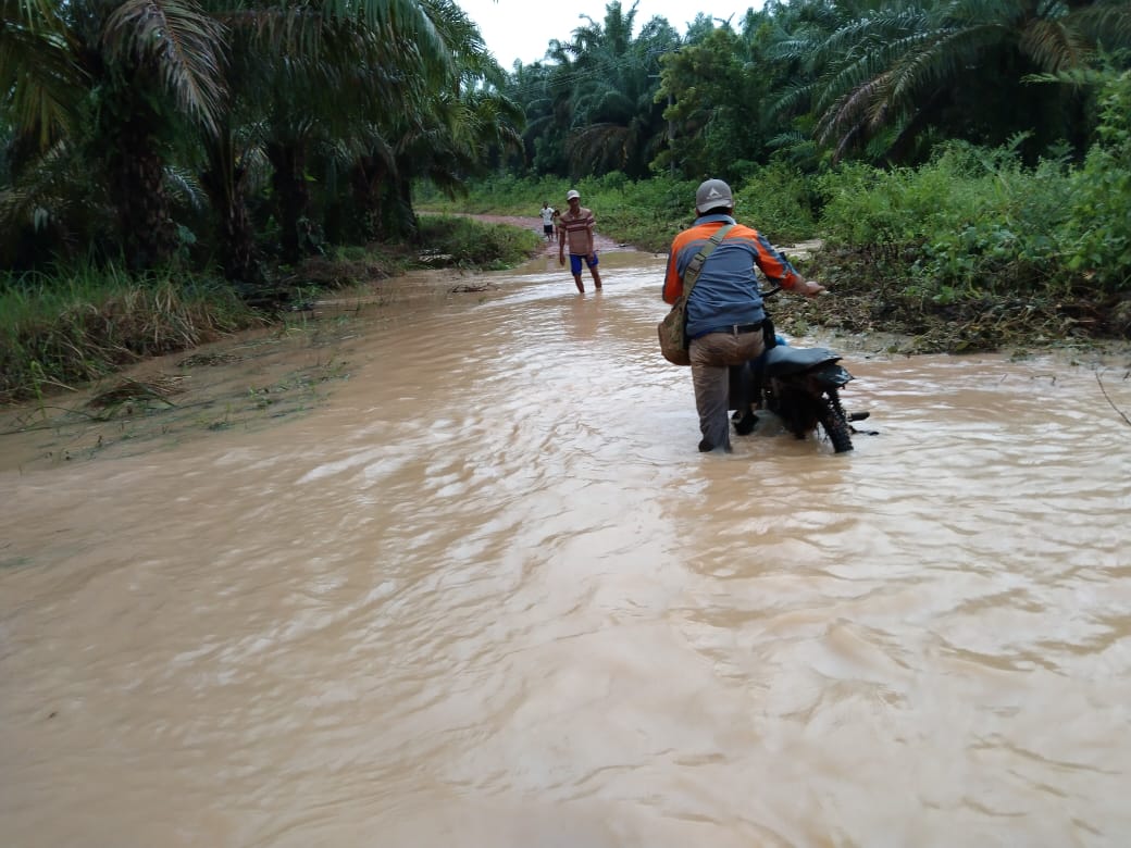 Banjir Genangi Akses Jalan Kampung Tanjung Ratu