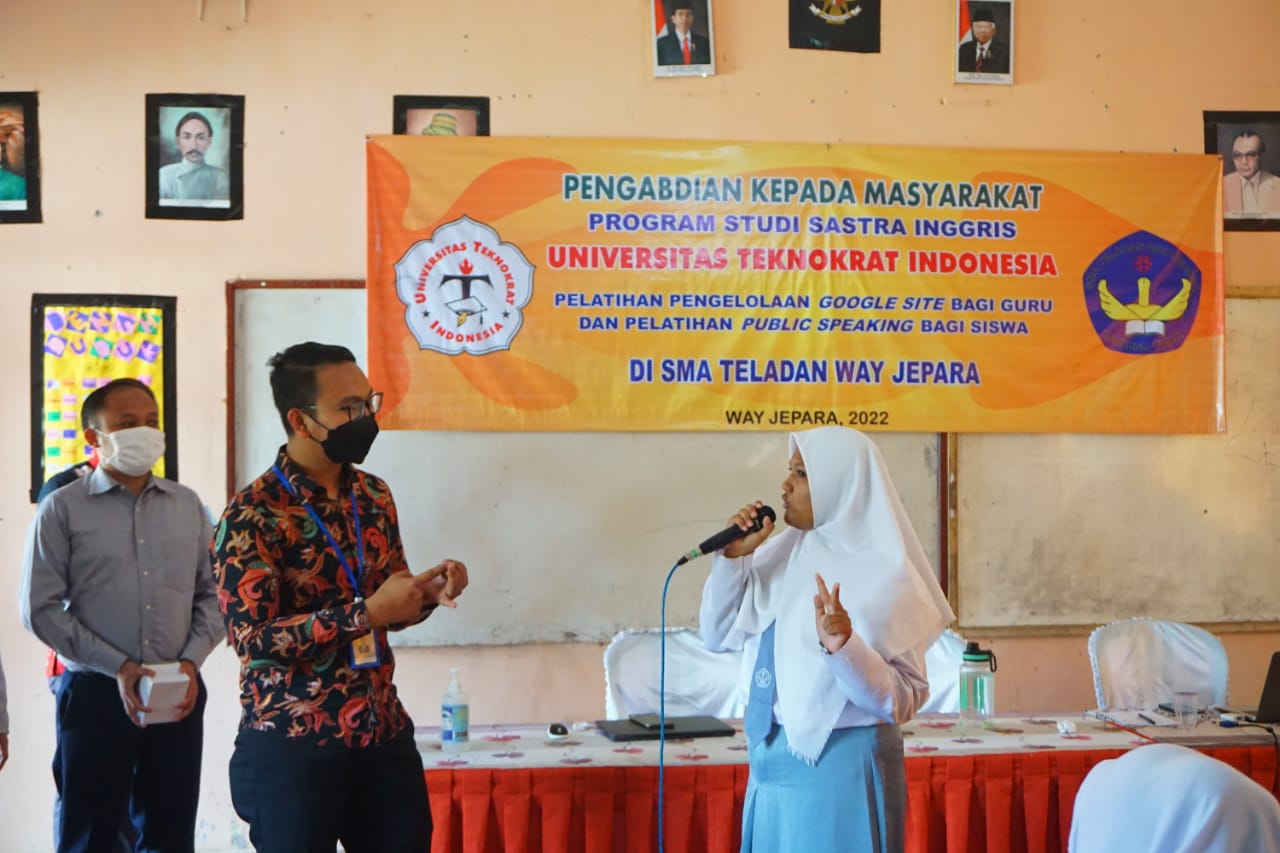 Tim PKM UTI Latih Public Speaking Siswa SMA Teladan Way Jepara