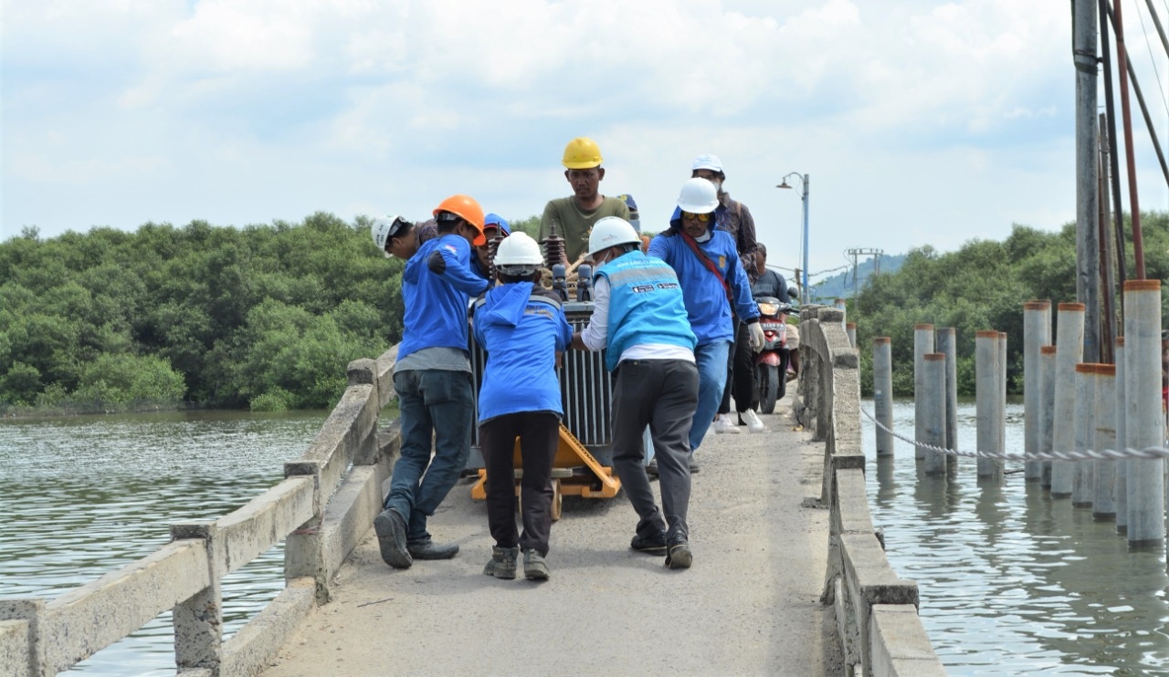 Operasikan Gardu Berkapasitas 200 KVA di Pulau Pasaran, PLN Siap Serap Konsumsi Listrik Masyarakat Sentra Ikan