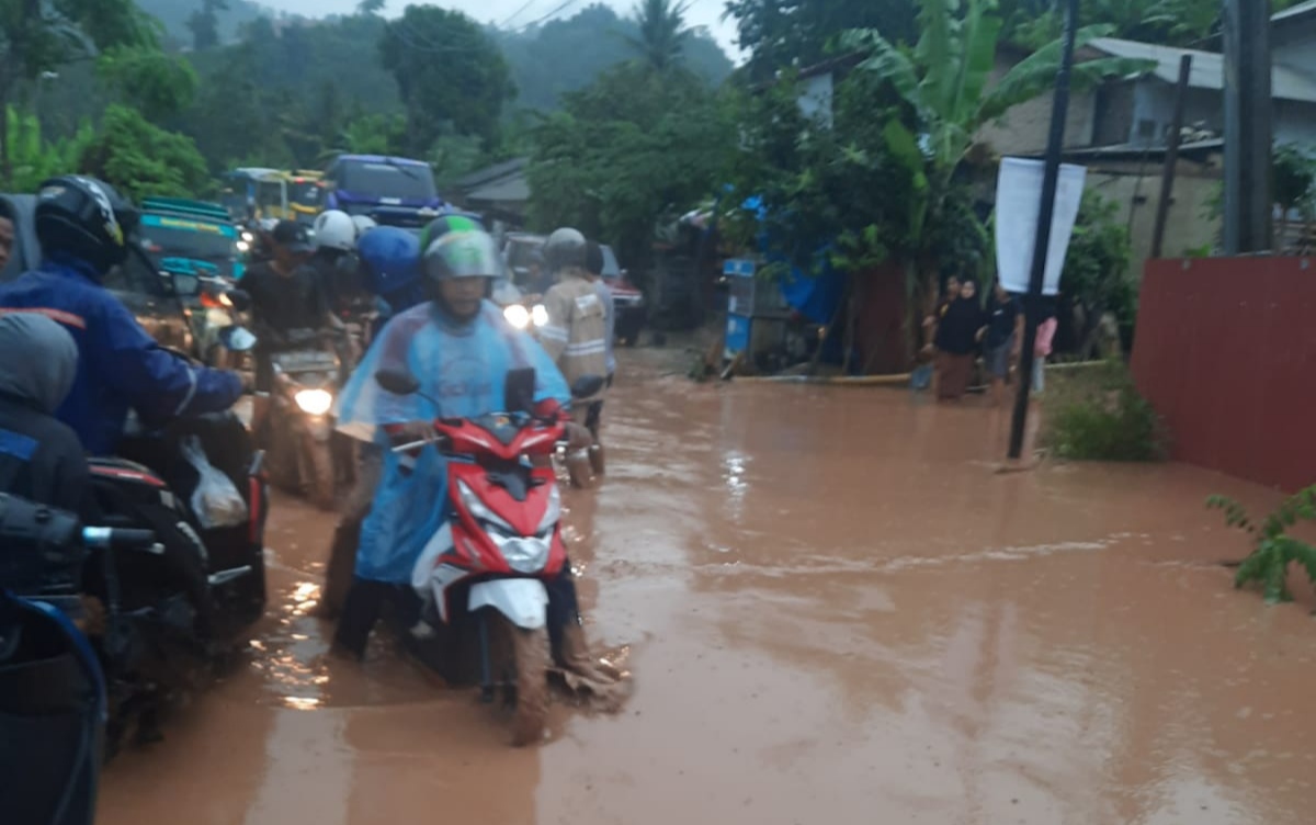 Longsor, Jalur Telukpandan-Padangcermin Sempat Tertutup