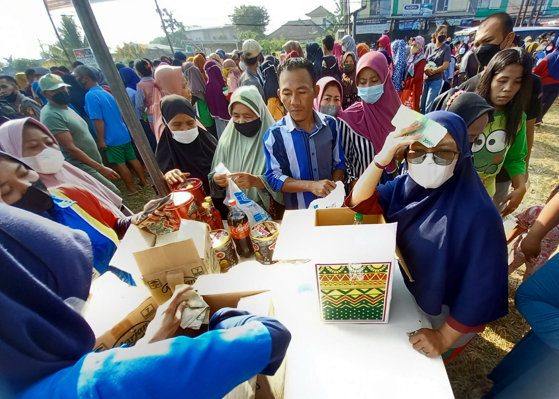 Warga Serbu Operasi Pasar Murah Ramadhan