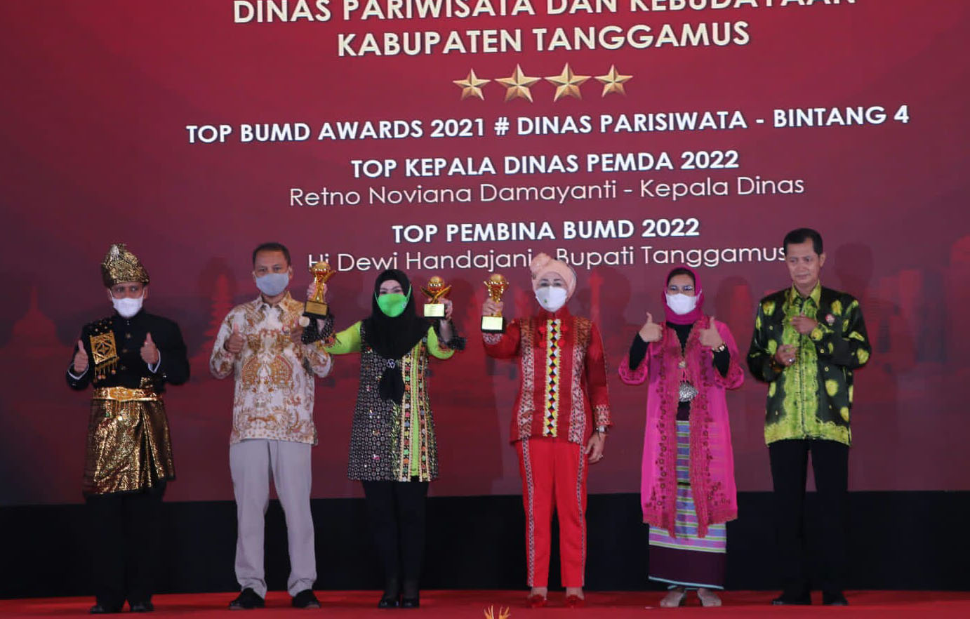 Bupati Tanggamus dan Kadis Disparbud Terima Penghargaan Top BUMD Awards