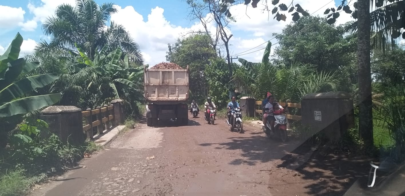 Jalan Dari dan Ke Pintu Tol Gunung Batin Rusak Parah