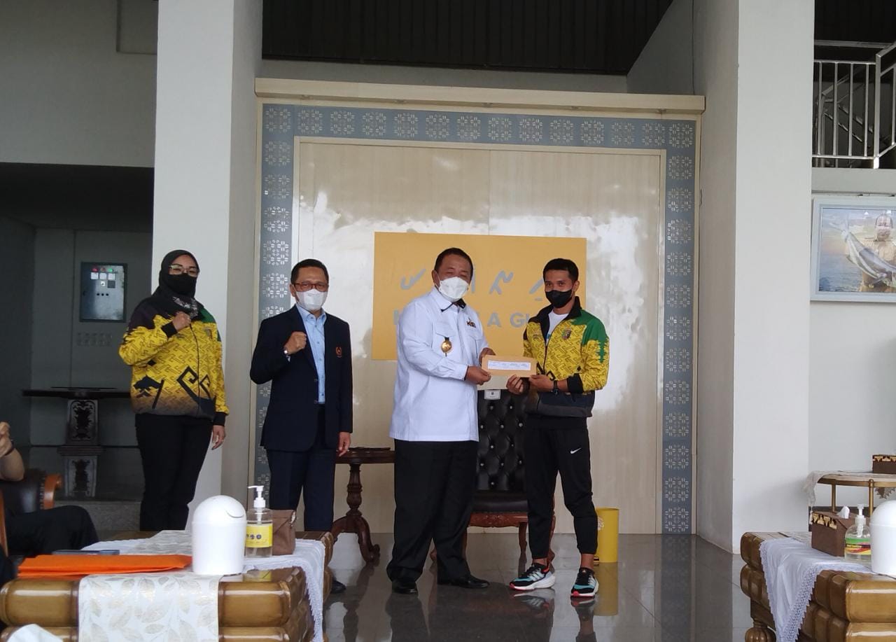 Serahkan Bonus, Gubernur Lampung Minta Atlet Tingkatkan Prestasi dan Siap Bangun Sports Center