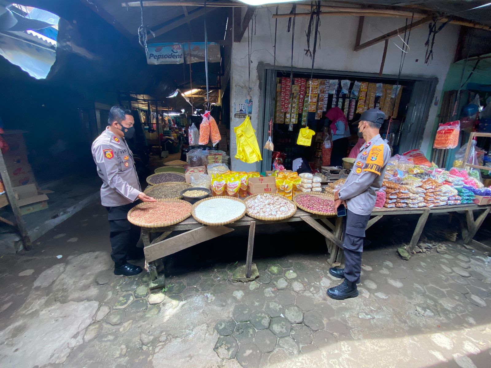 Polisi Patroli Pasar, Cek Stok Minyak Goreng